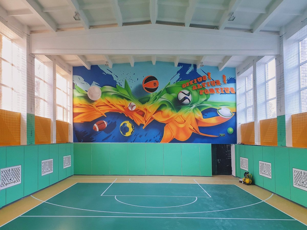 Роспись стен в спортзале школы