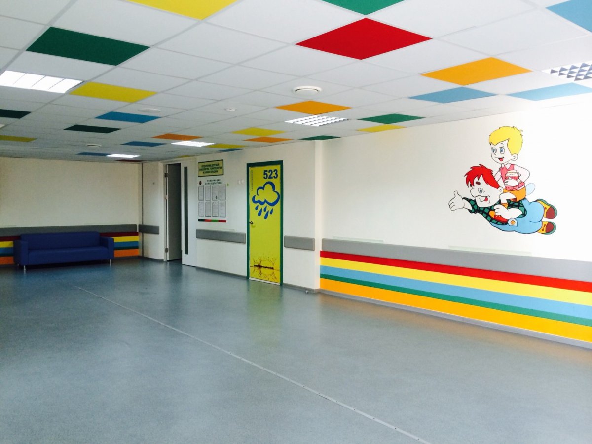 Разноцветные стены в школе