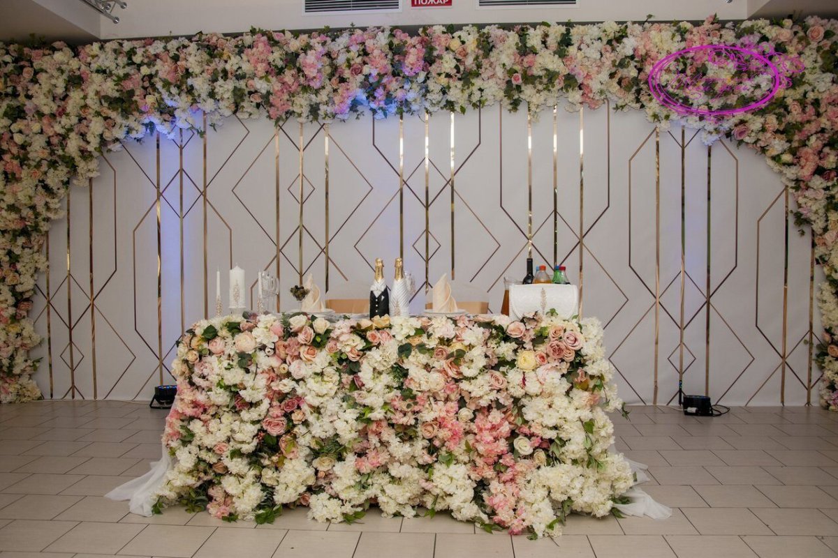 Украшение зала искусственными цветами