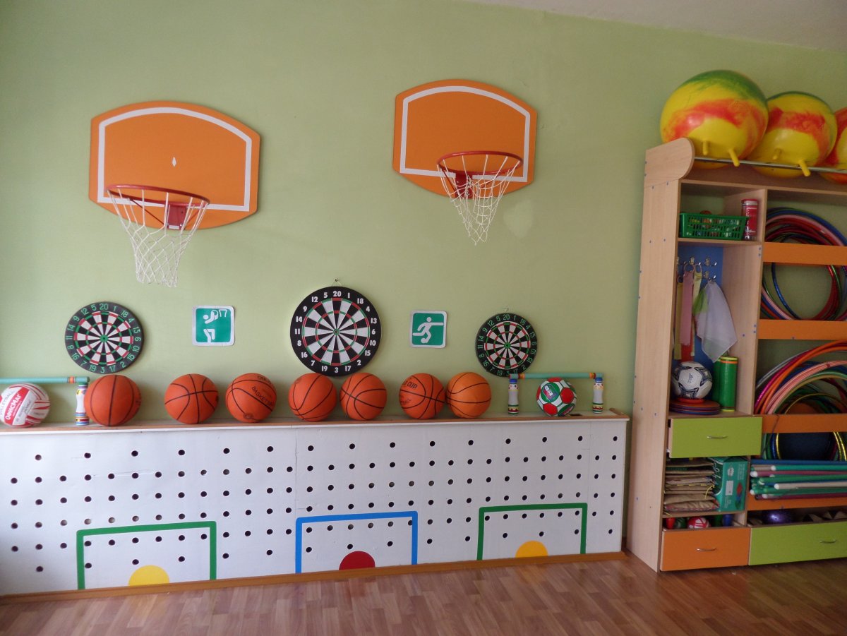 Стеллаж спортивный уголок для детского сада