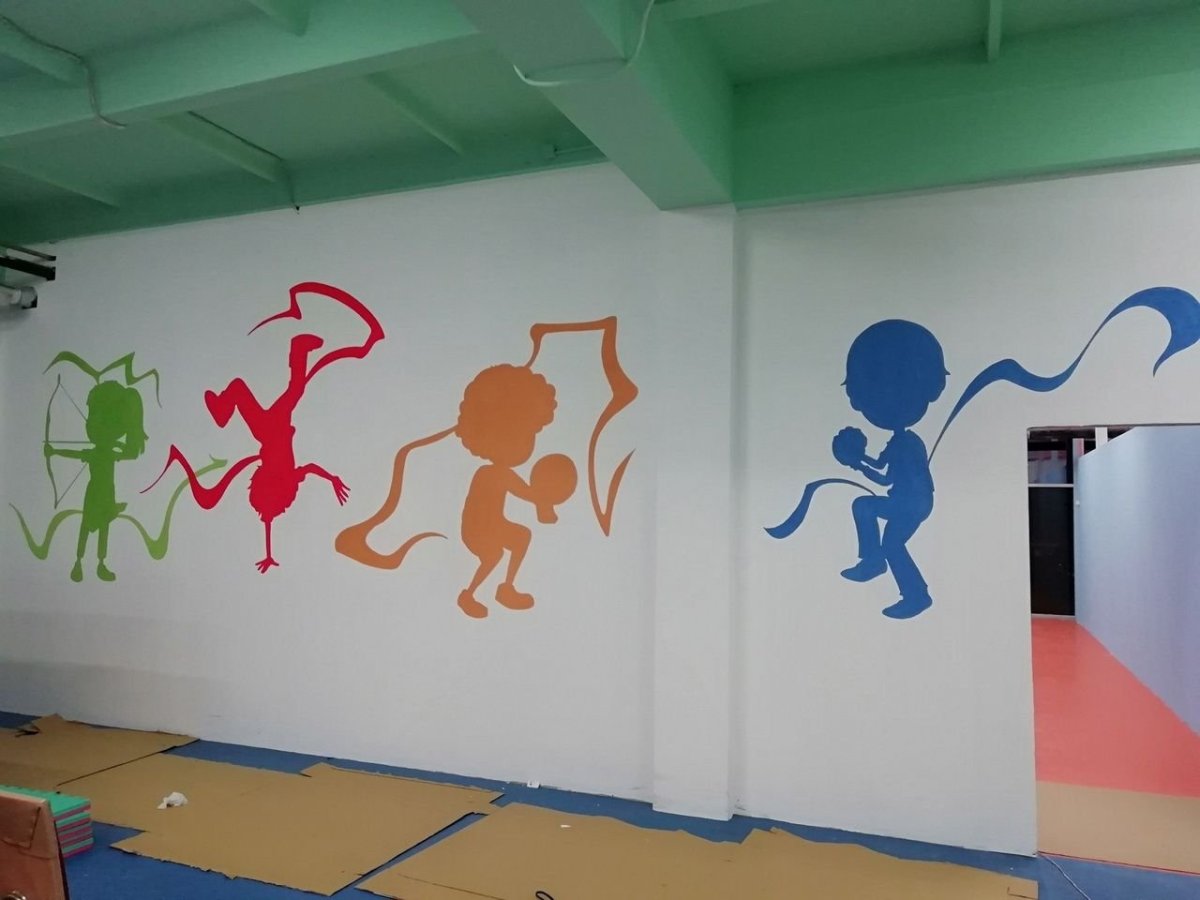 Украшение стен спортивного зала в детском саду