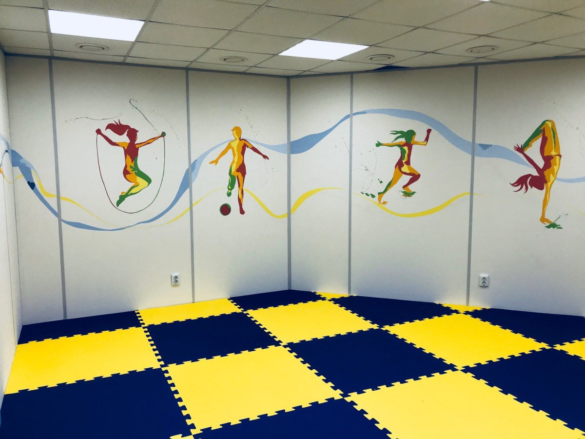 Роспись стен в спортзале школы