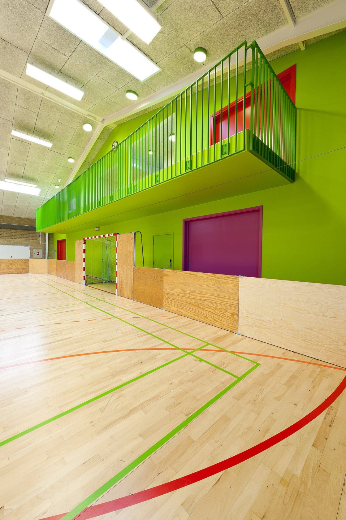 Интерьер школьного спортзала