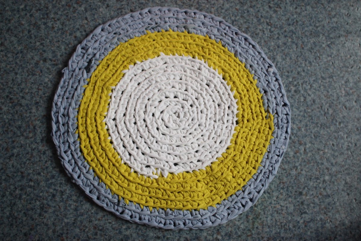 Стильный коврик из старых футболок