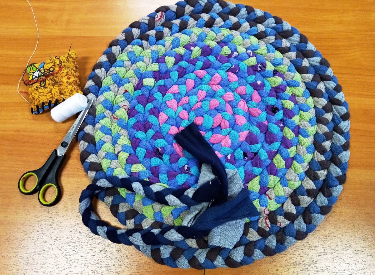 Коврик из косичек