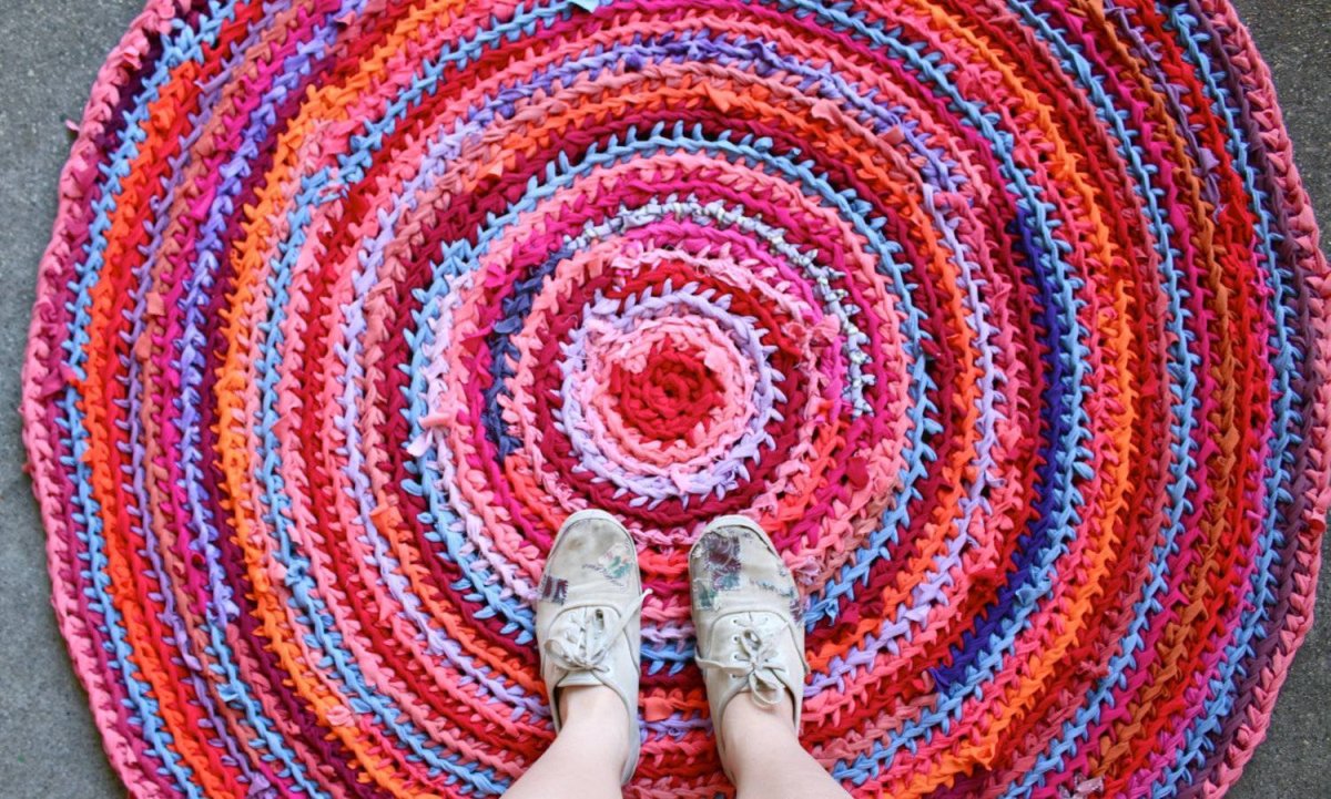 Коврик из ткани и пряжи крючком