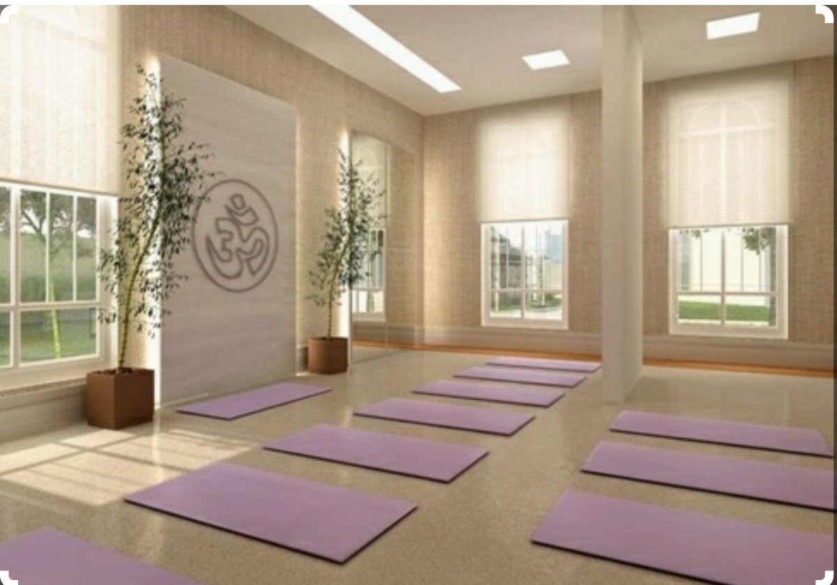 Интерьер зала для йоги