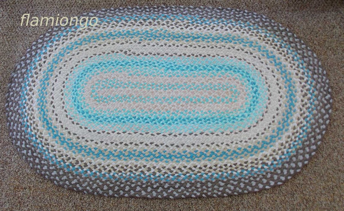 Овальный коврик из старых вещей