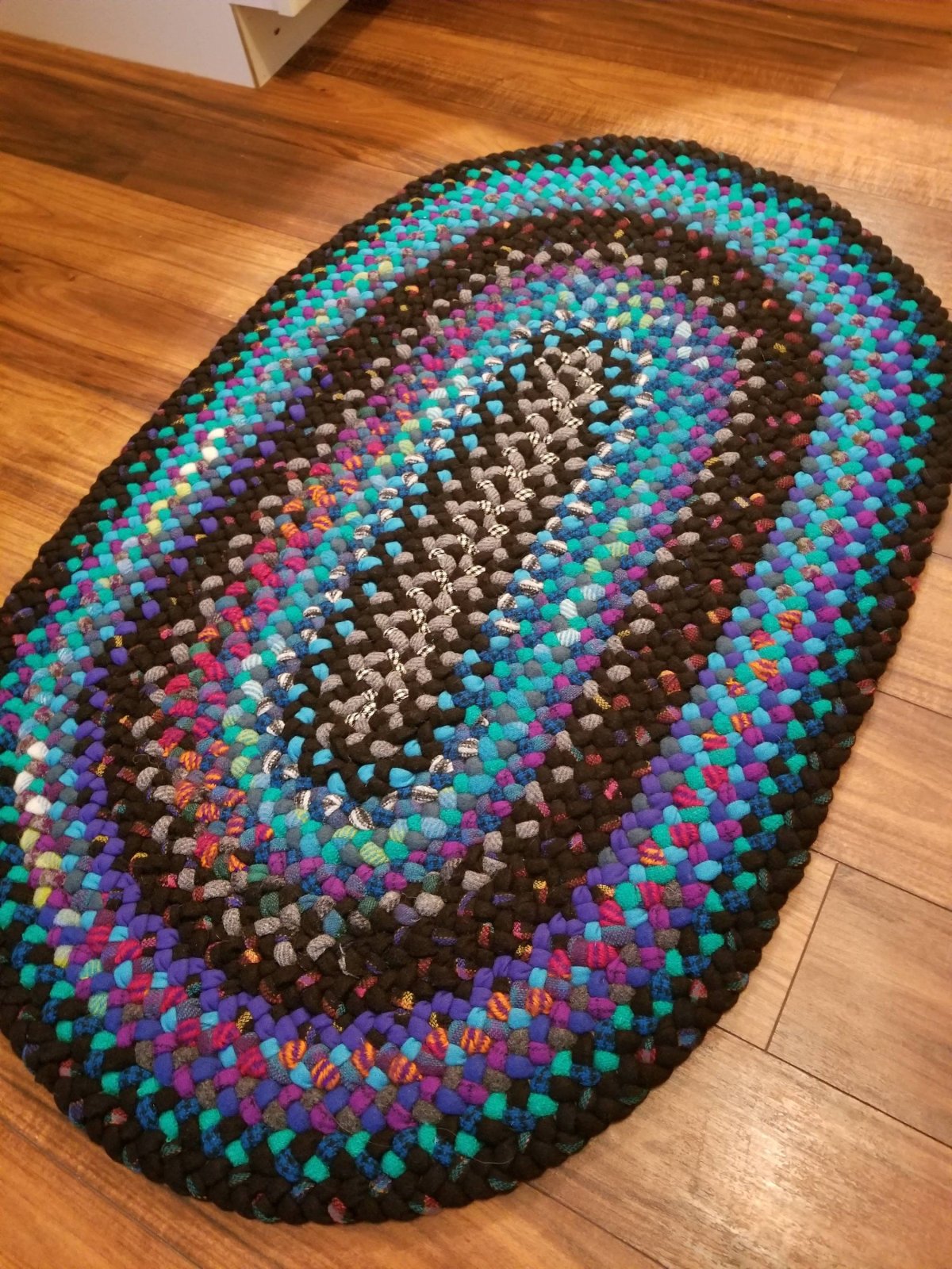 Прямоугольный коврик из косичек