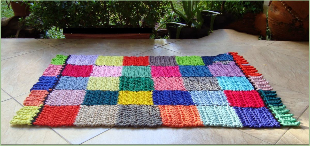 Квадратный вязаный коврик