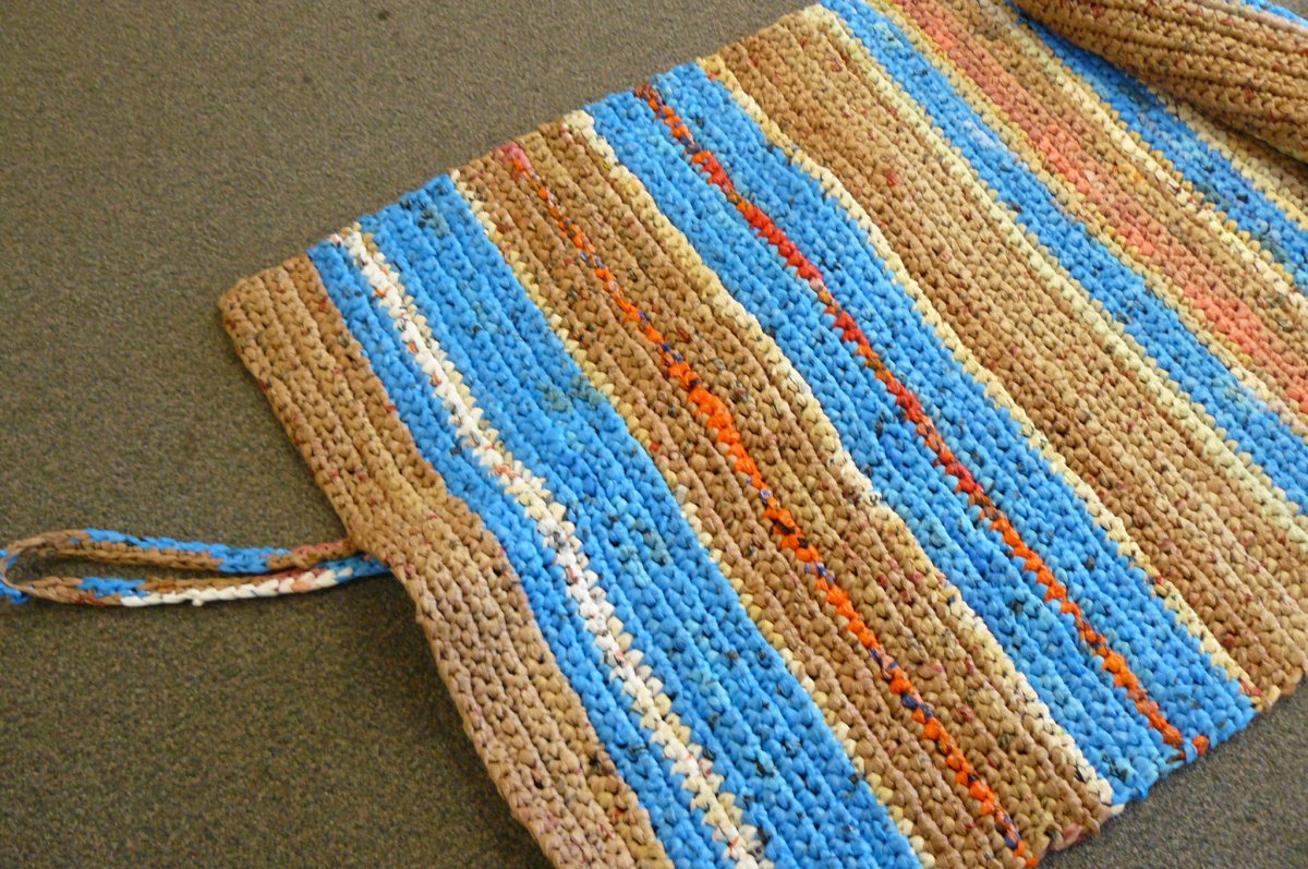 Прямоугольный коврик из старых вещей