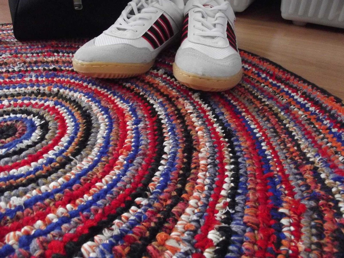 Коврик из старых вещей на основе