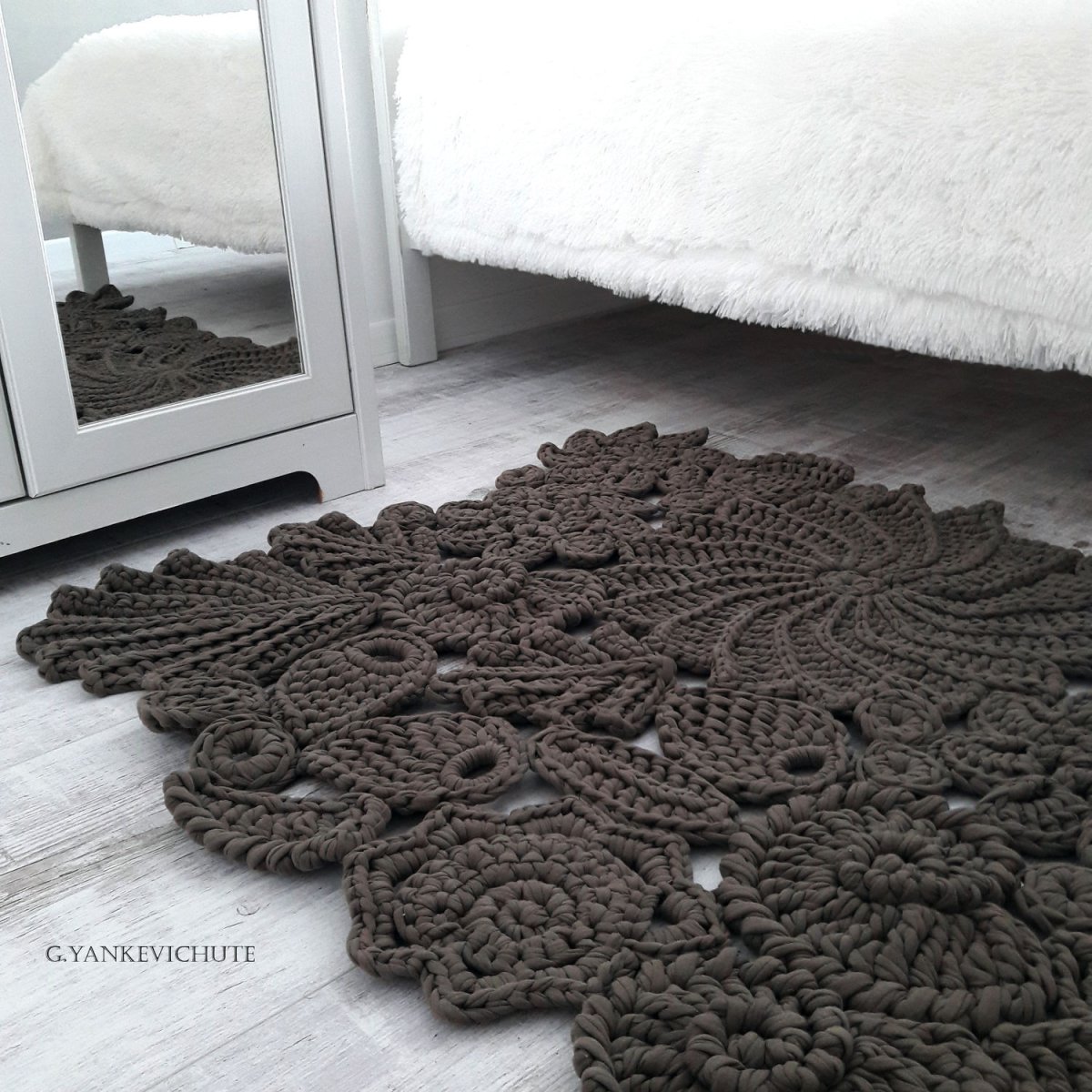 Ковер из трикотажной пряжи крючком