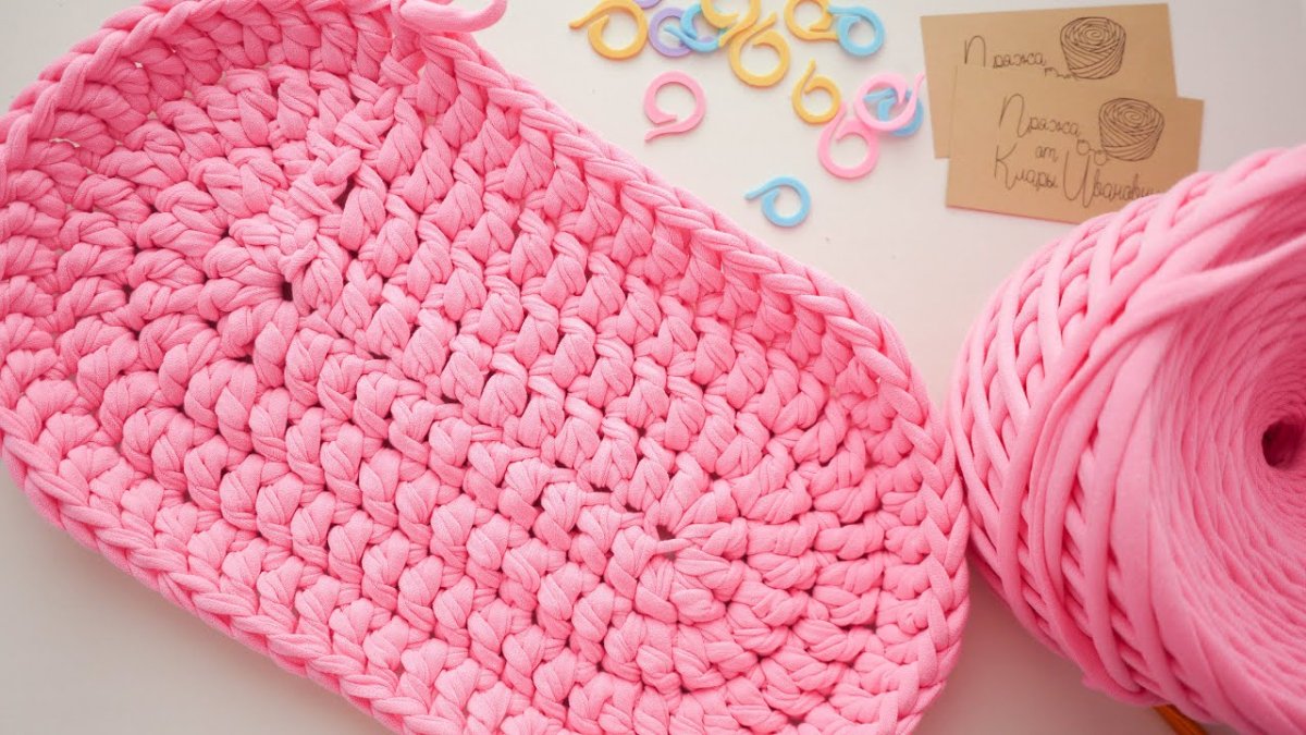 Овальный коврик крючком из трикотажной пряжи