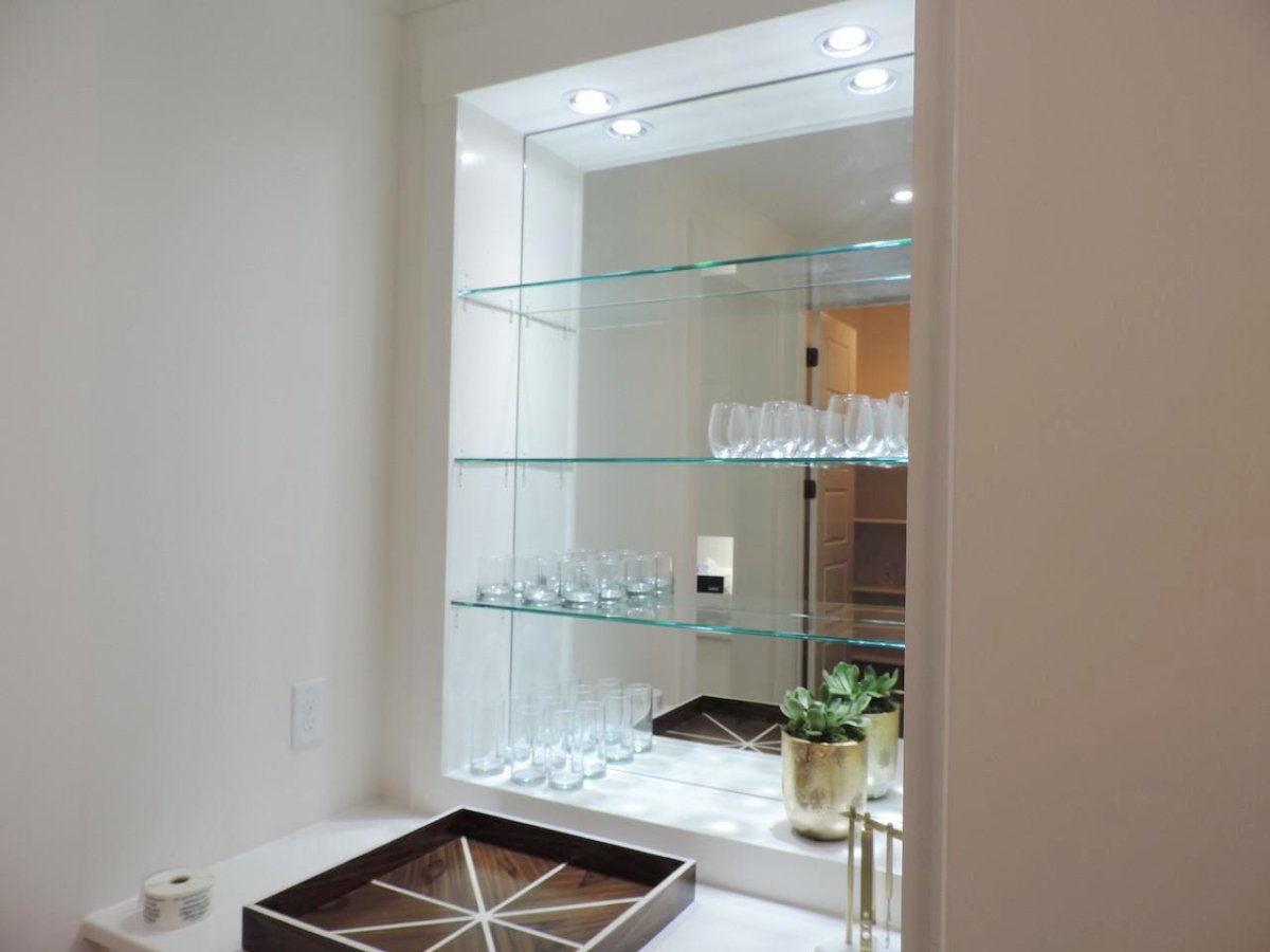 Стеклянные полки в нишу