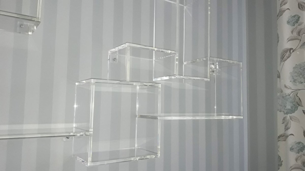 Прозрачные полки из оргстекла