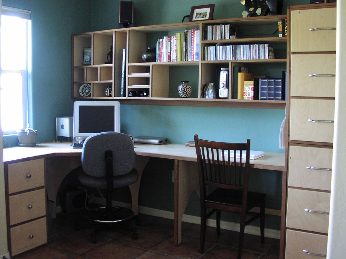 Угловой стол для двоих школьников