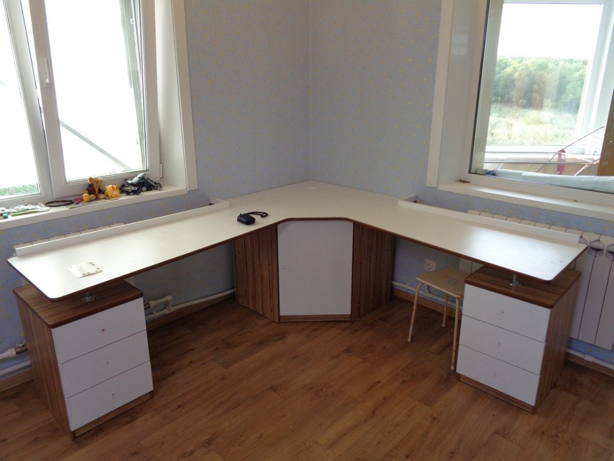 Угловой стол для двоих школьников