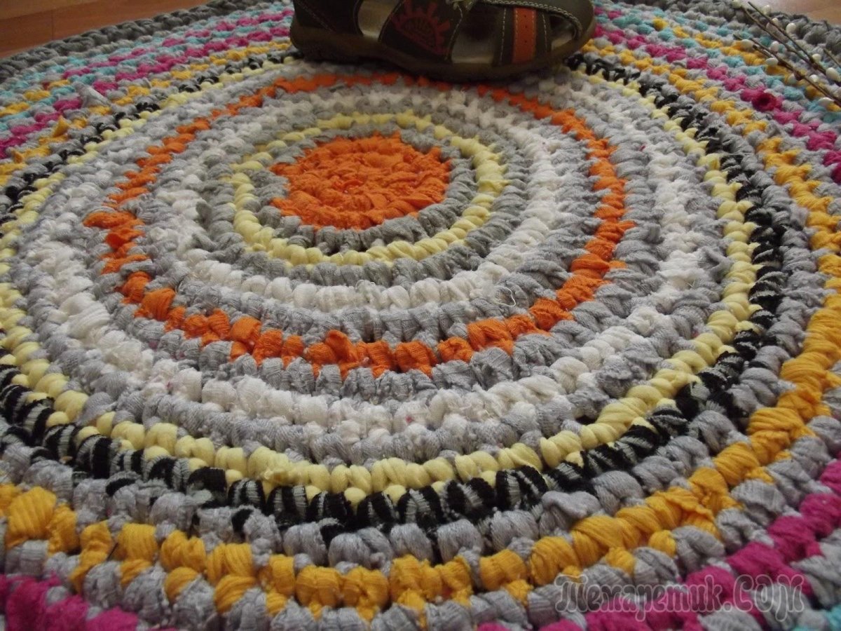 Вязаные коврики из ткани