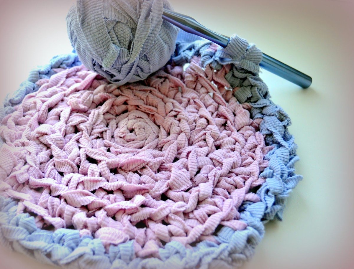 Вязаные коврики из футболок