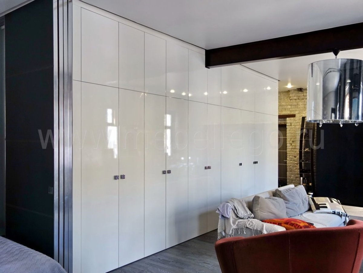 Шкаф с высокими дверями под потолок