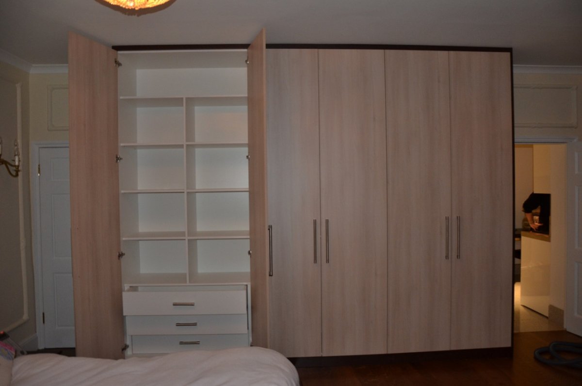 Шкаф под потолок с распашными дверями