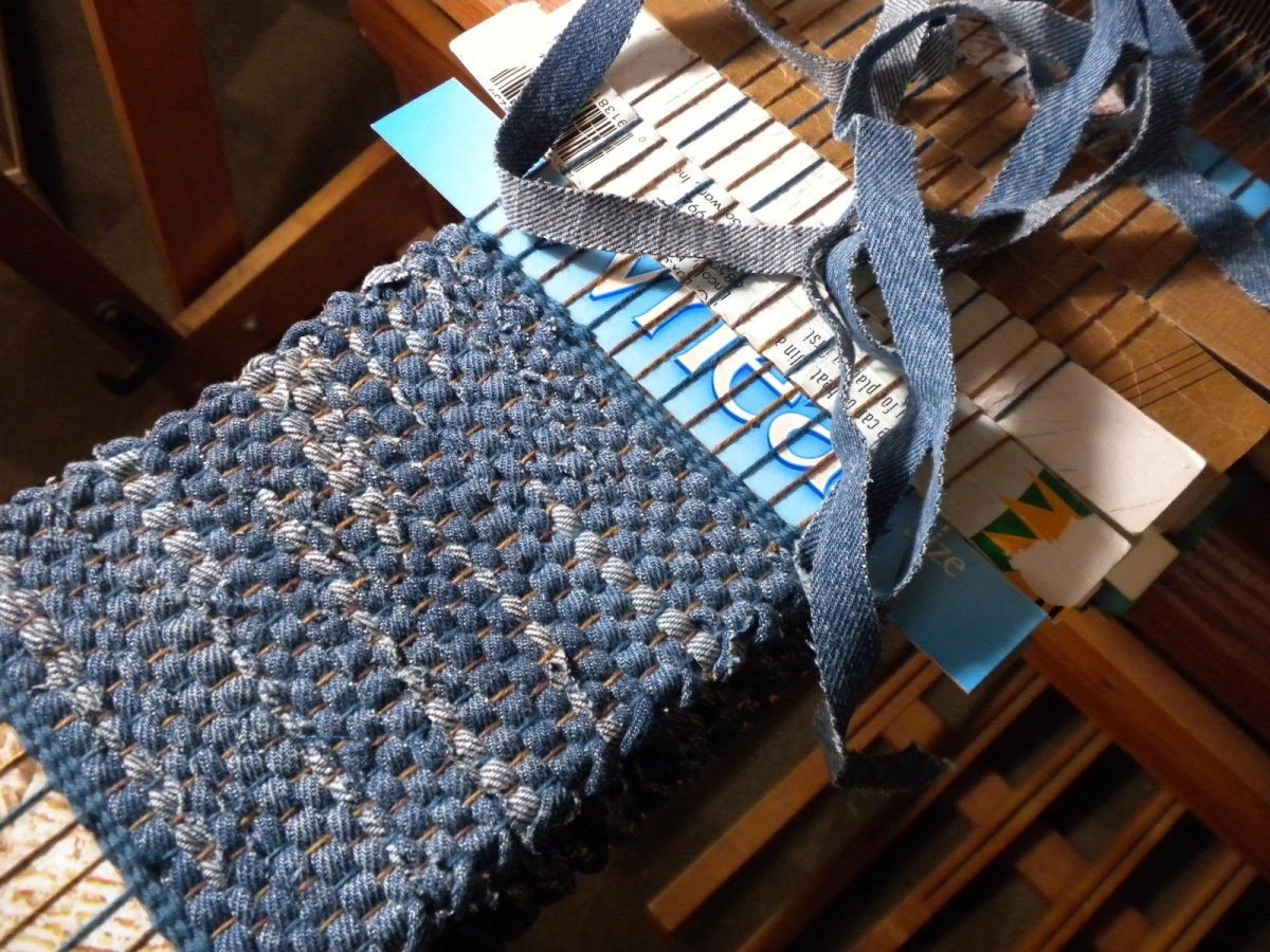 Плетеный коврик из джинсов