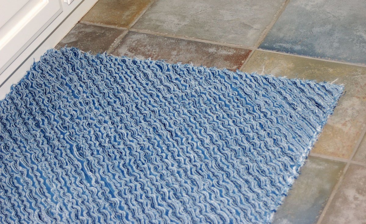 Коврик в ванну из старых джинсов