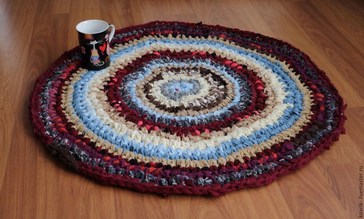 Квадратный вязаный коврик