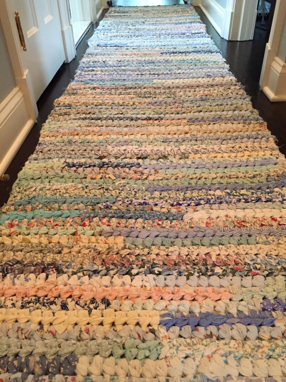 Прямоугольный коврик из старых вещей