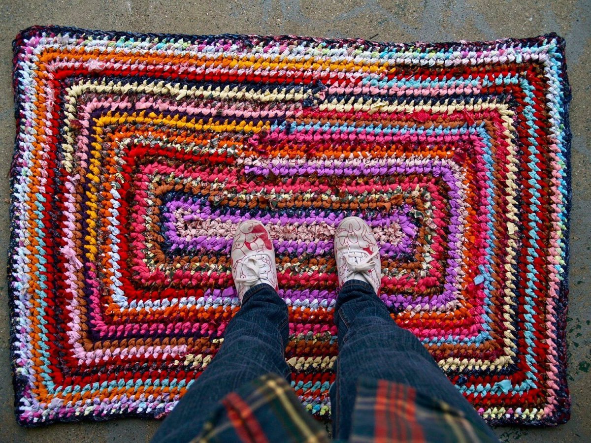 Прямоугольный коврик из старых вещей