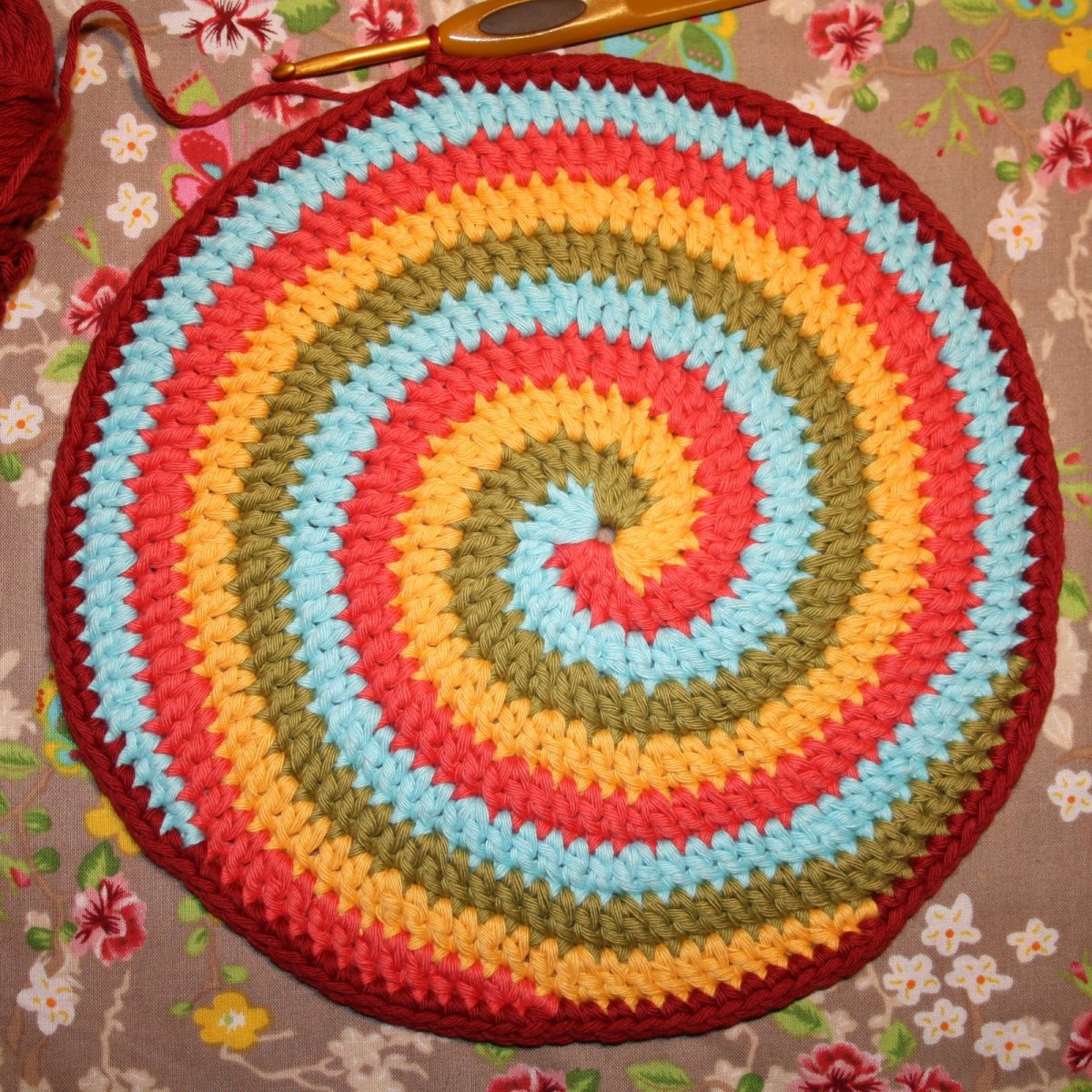 Разноцветный вязаный коврик