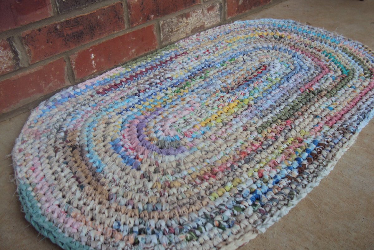 Коврик из старых футболок овальный