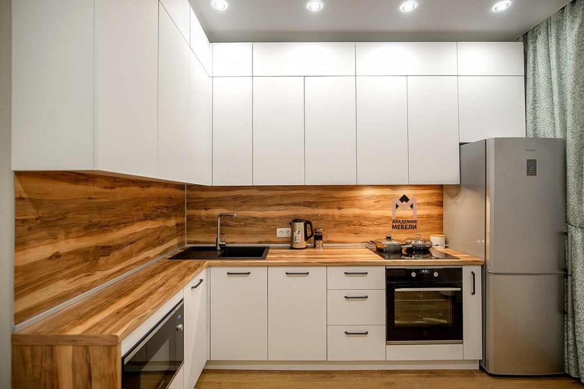 Столешка индийское дерево в белой кухне