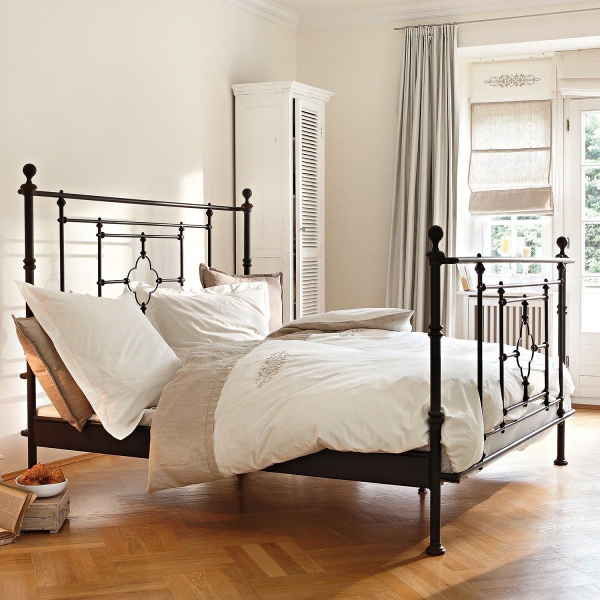 Икея спальня с металлической кроватью