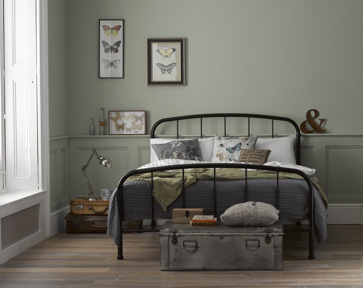 Кровать металлическая в скандинавском стиле