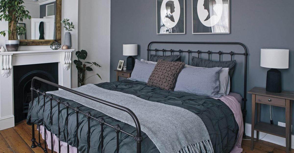 Черная металлическая кровать в интерьере