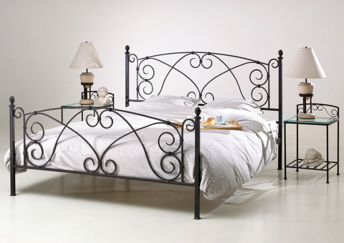 Кованая кровать с тумбами
