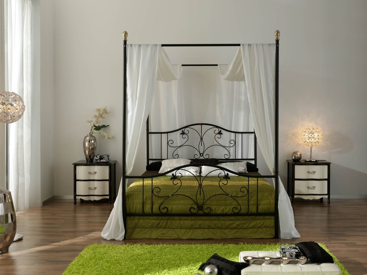 Кованная кровать с балдахином