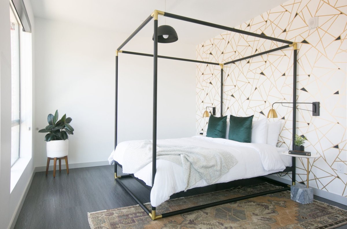 Кровать лофт из металла с балдахином