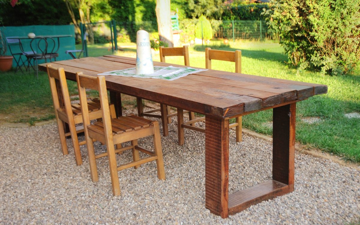 Стол во дворе