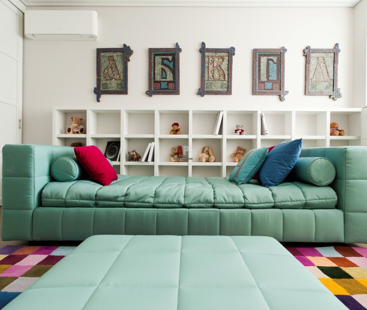 Диван в детской интерьер