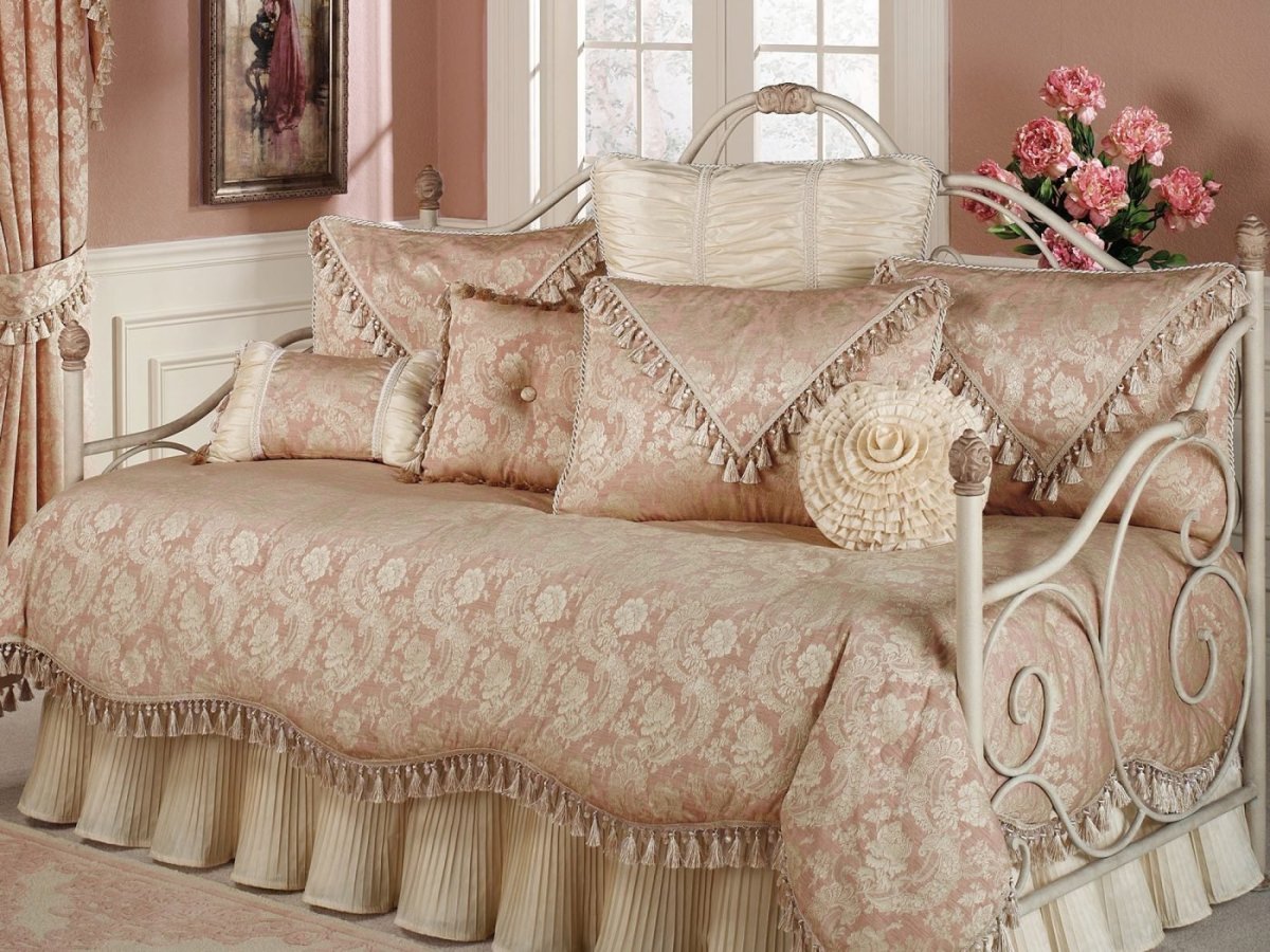 Красивое покрывало на диван