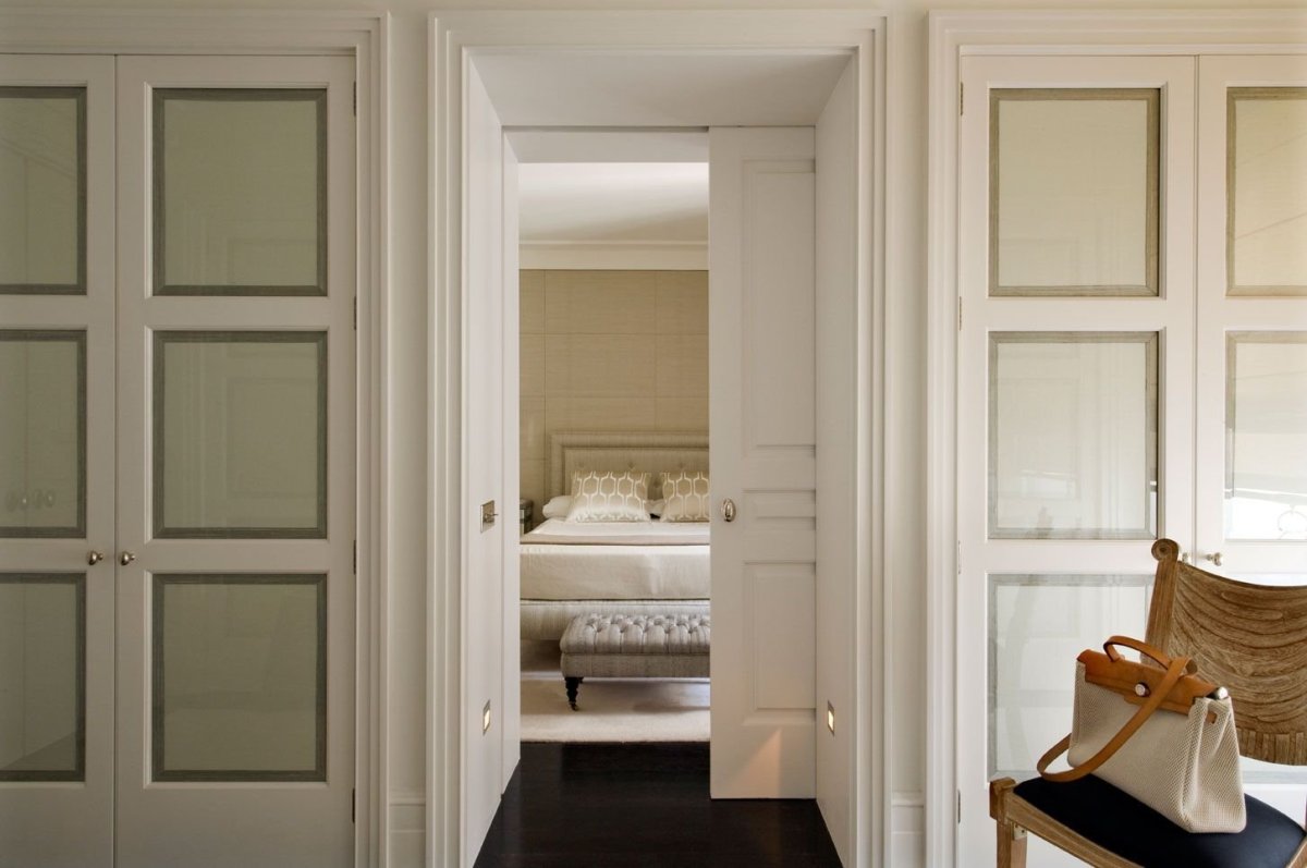 Двери в гардеробную комнату в американском стиле