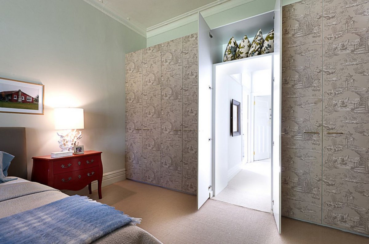 Скрытая дверь в спальне