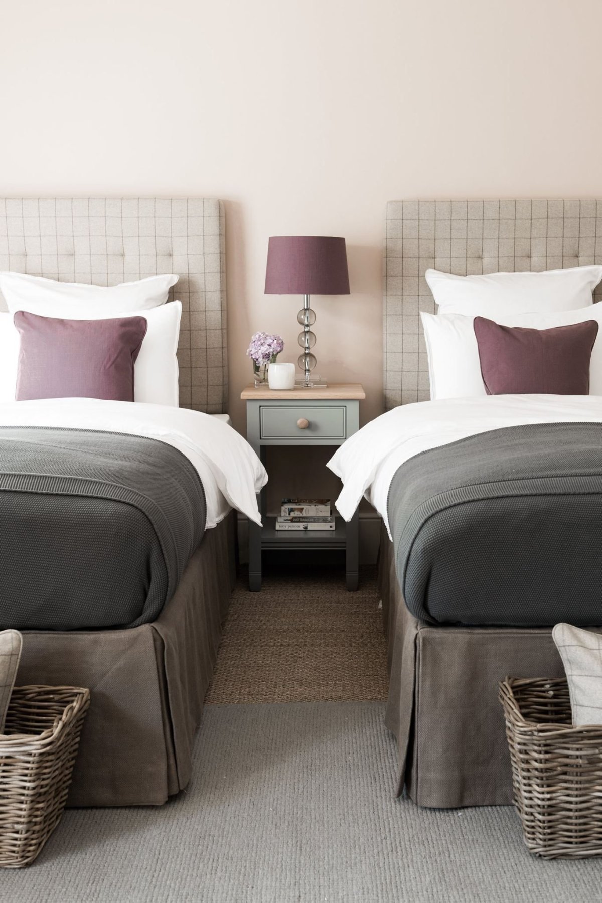 Интерьер спальни с двумя кроватями