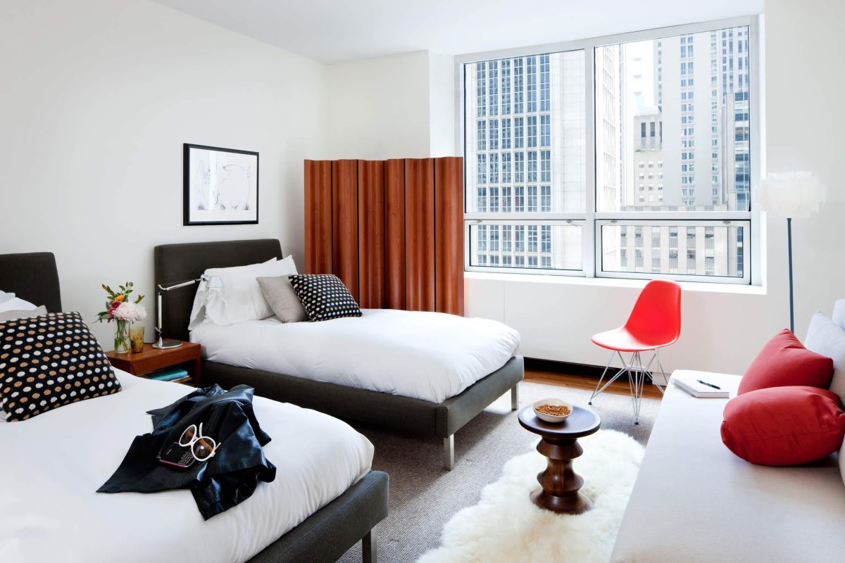 Спальня с двумя кроватями