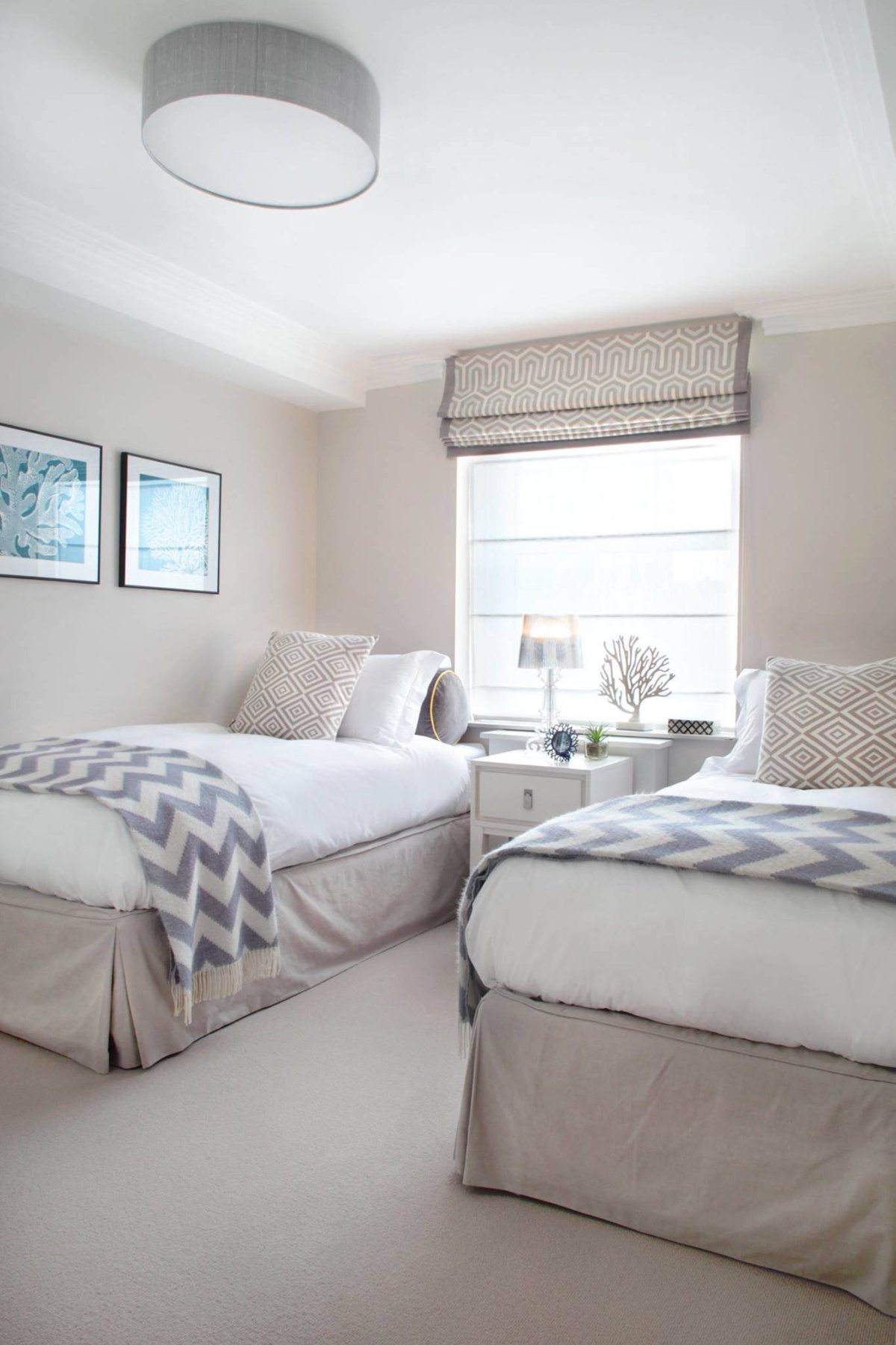 Маленькая спальня с двумя кроватями