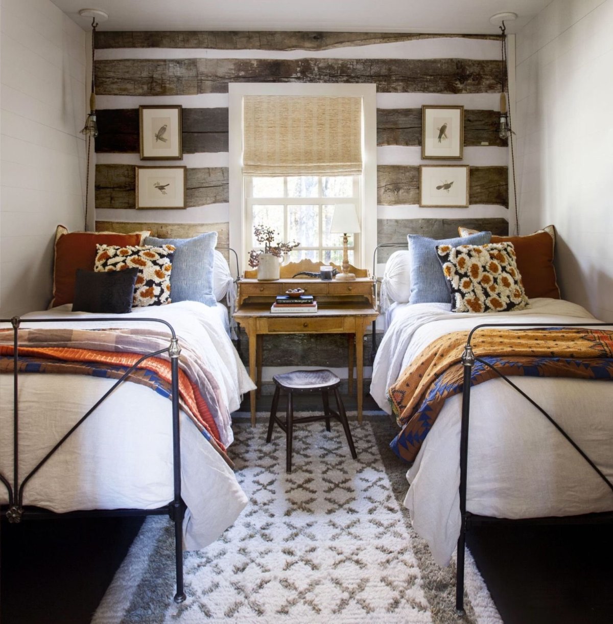 Маленькая спальня с двумя кроватями