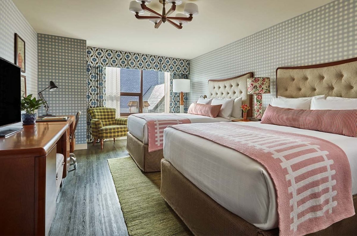 Спальня с двумя кроватями в замке